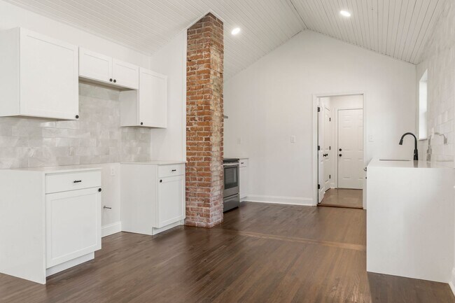 Building Photo - Stunning 2 Bedroom 2 Bath in the heart of Tulsa!