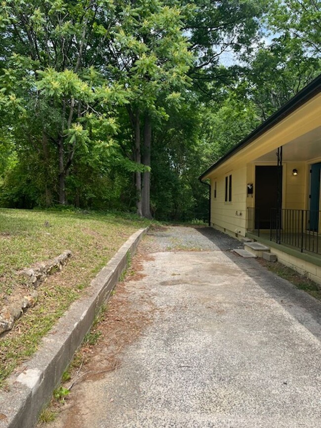 Building Photo - 2 bed 1 bath Duplex Ready Now!