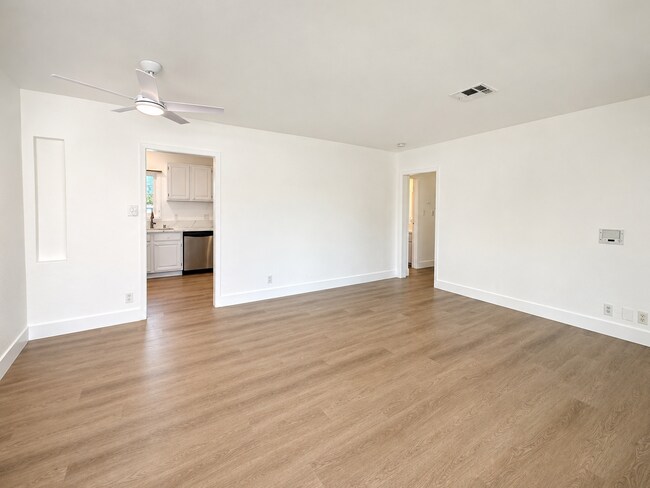 Building Photo - 917 N Mariposa St