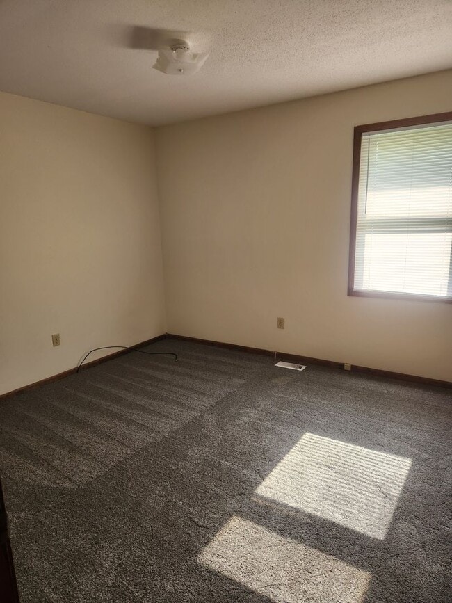 Building Photo - 409 N Ridgeview Dr
