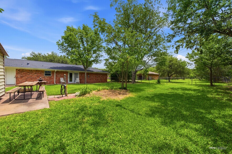 Building Photo - 1302 Laura Ln