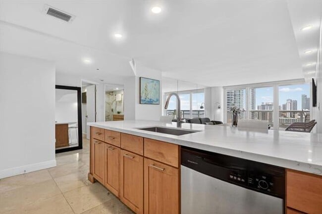 Building Photo - 1717 N Bayshore Dr