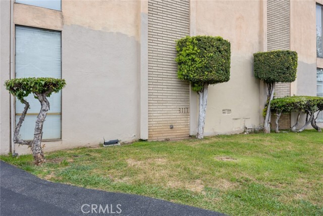 Building Photo - 117 S Ave 54