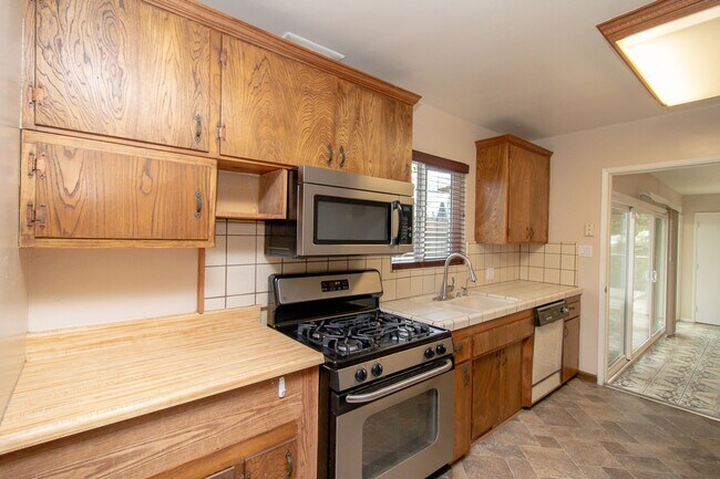 Building Photo - Expansive Four-Bedroom In Highly Desirable City Of Redlands!