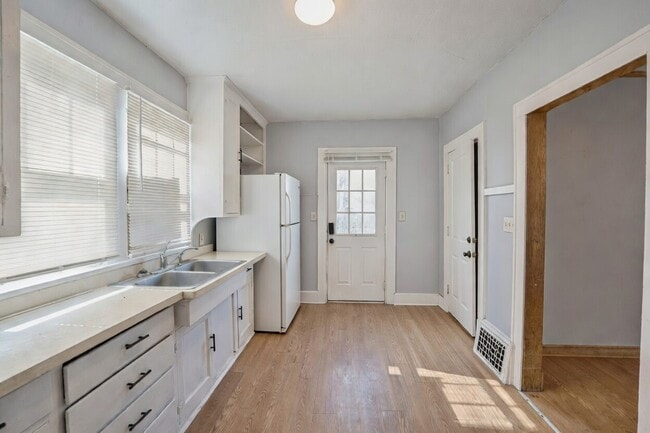 Building Photo - 2308 Fremont St