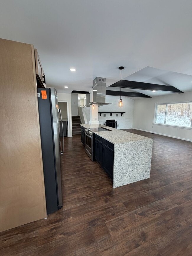 Building Photo - Beautifully Renovated 3/2 in Huge Lot