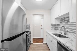 Building Photo - 3915 Lyndhurst Dr