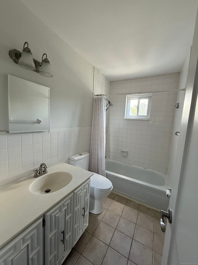 Building Photo - 14 1/2 Fairview Ave