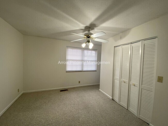 Building Photo - 2 Bedroom / 2.5 Bathroom / Amenities Include Pool & Tennis Courts / Assigned Parking / Minutes to...