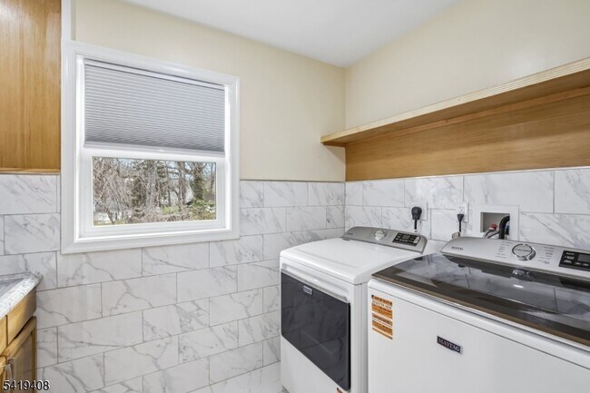 Building Photo - 215 Summit Ave