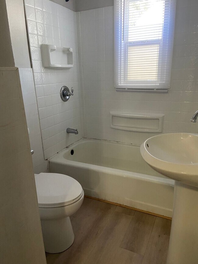 Building Photo - MOVE IN SPECIAL! 3 Bedroom Home with Huge Detached Garage!