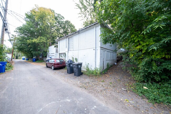 Building Photo - 911 6th St E