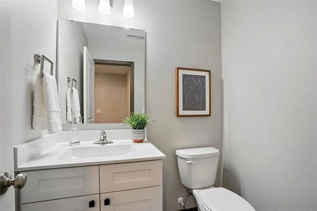 Building Photo - Spacious 3 BR/3Bath Townhome