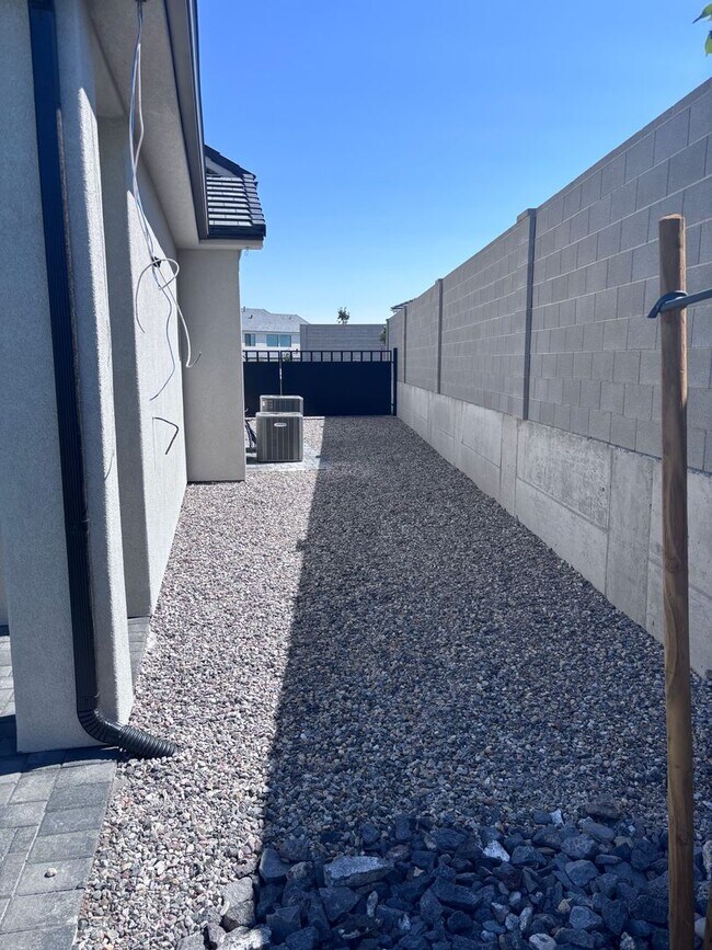 Building Photo - Awesome 5 bed 2.5 Bath Desert Canyons Home...