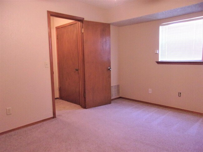 Building Photo - TJ 12 - FFG 8911 8913