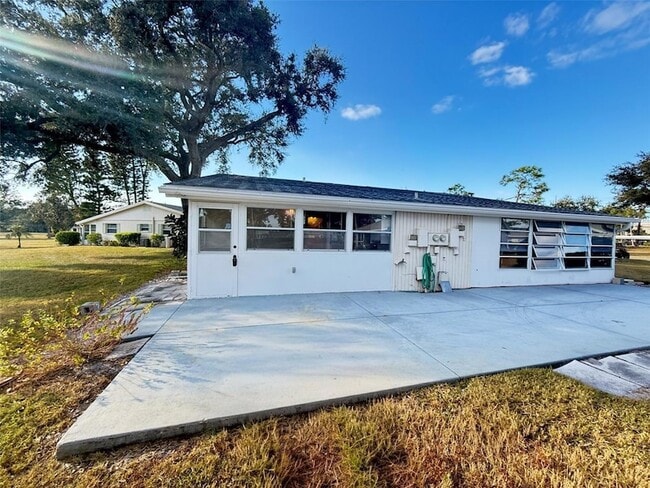 Building Photo - 2202 Clubhouse Dr