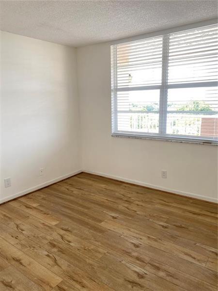 Building Photo - 250 Jacaranda Dr