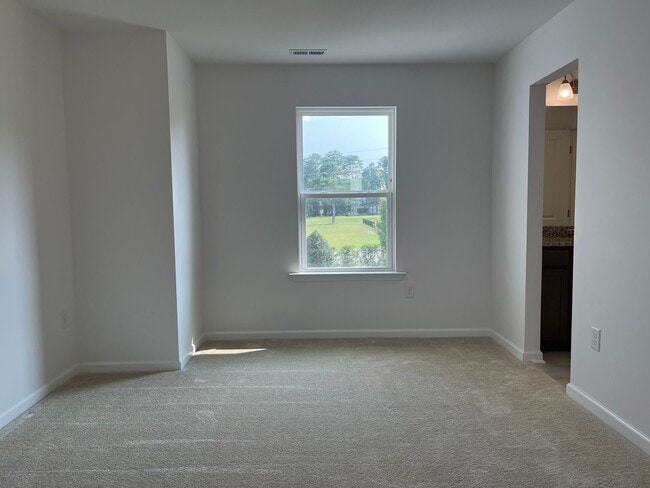 Building Photo - Stunning, Elegant Residence in Fuquay-Vari...