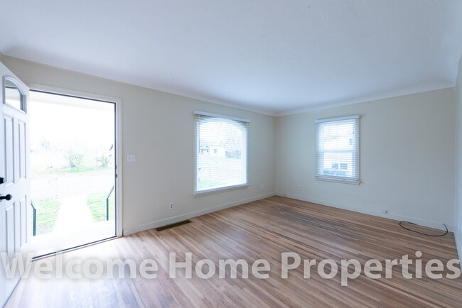 Building Photo - Comfortable Home in Quiet Area of Town