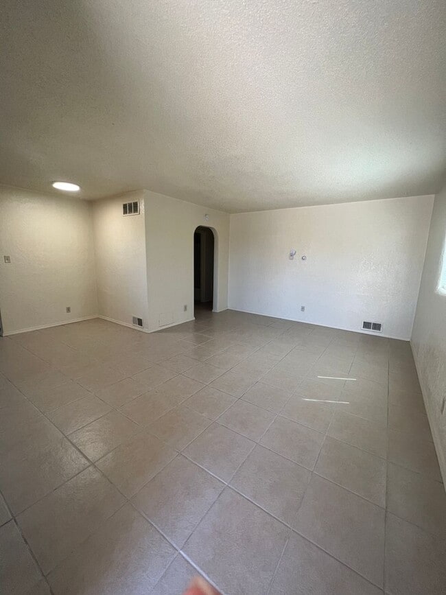 Building Photo - Nice 3 bedroom 1 3/4 Bath 2 Car Garage with large front and back yard!