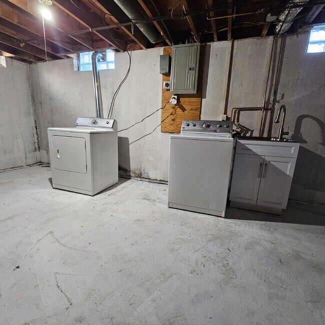 Building Photo - Updated 2 Bedroom Ranch with Open Living Room that Flows Through Kitchen, Dining Area to Great Ro...