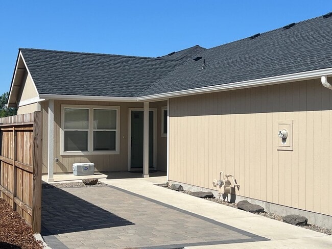 Building Photo - Newer Two bedroom/Two bath Duplex | Available Late July