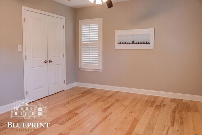 Building Photo - Quiet neighborhood, great neighbors, great ranch layout with beautiful covered back deck!