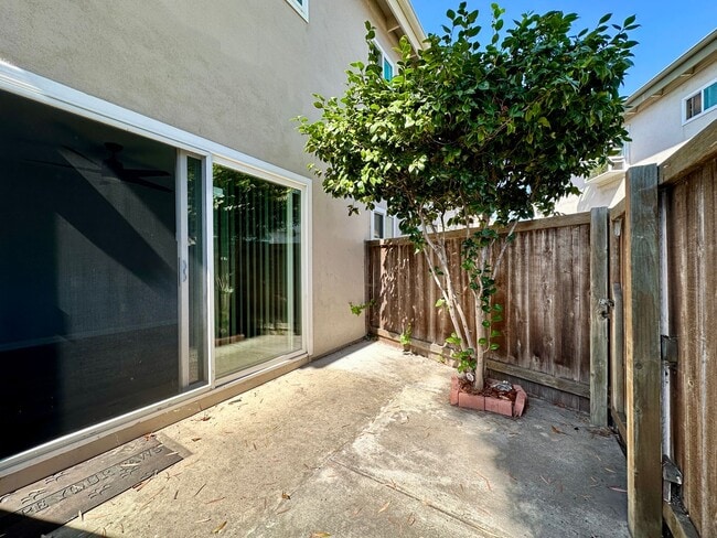 Building Photo - Beautiful 3 Bedroom 2 Bath Condo in Point Loma w/Three Private Patios
