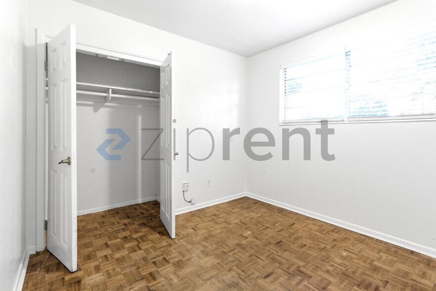 Building Photo - 918 E Montclair Rd