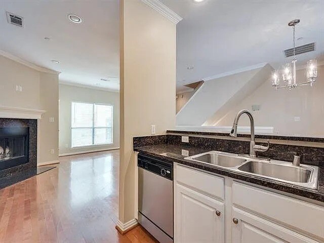 Kitchen - 2407 Stutz Dr