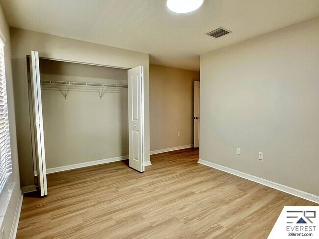 Building Photo - FULLY FENCED 4/3/2 IN DESIRABLE SEMINOLE WOODS