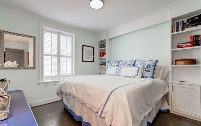 Building Photo - Glover Park Beauty with Parking