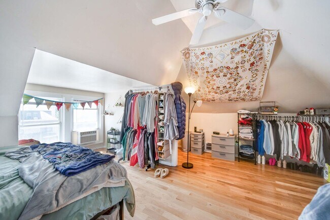 Building Photo - Ultimate 6-Bedroom House with Amazing Front Porch!