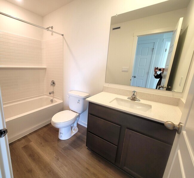 Building Photo - 6550 Linden Trl