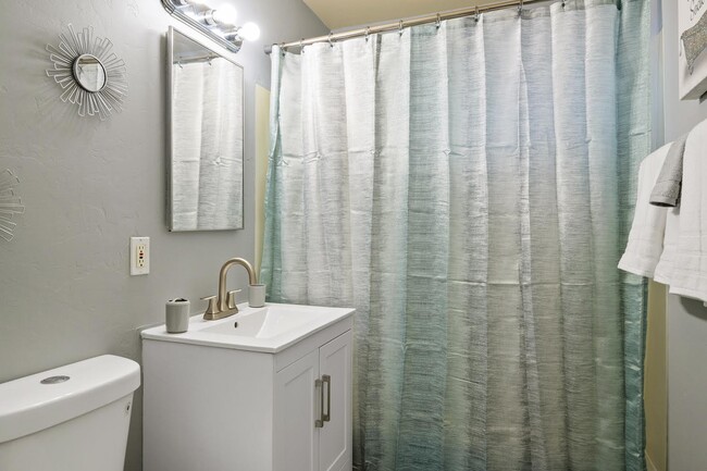 Full bathroom - 350 N Silverbell Rd