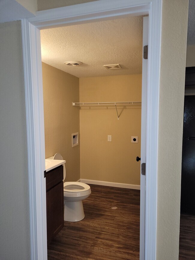 Building Photo - 819 Cherry St