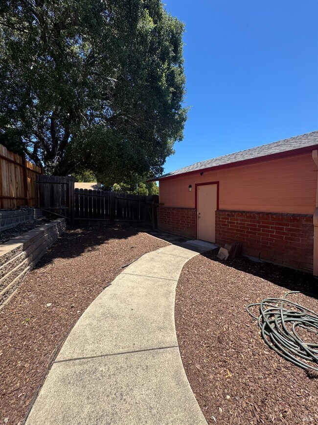 Building Photo - 2230 Redwood St