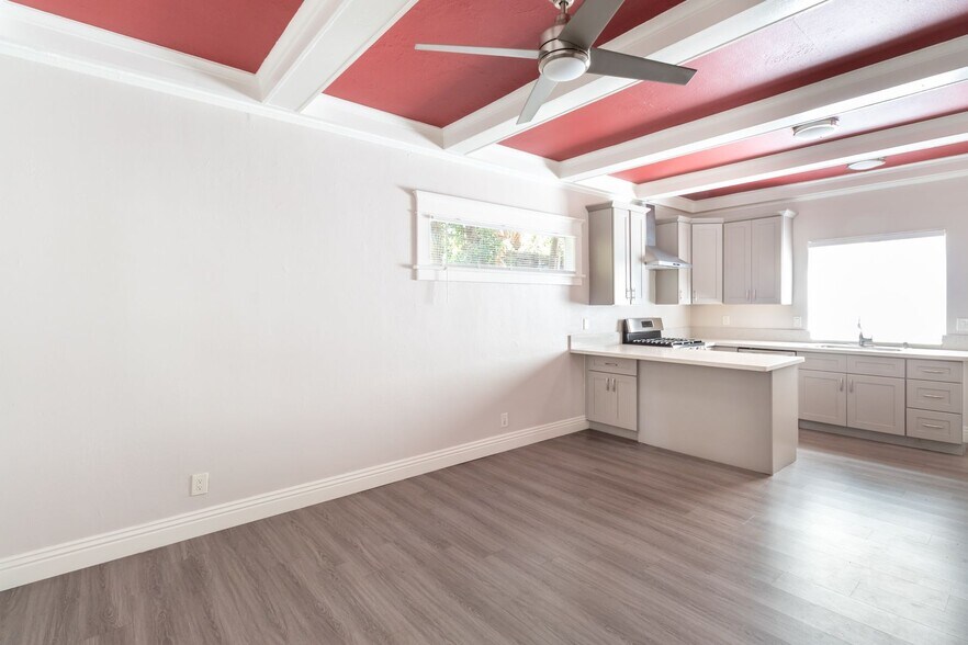 Building Photo - 338 E 7th St