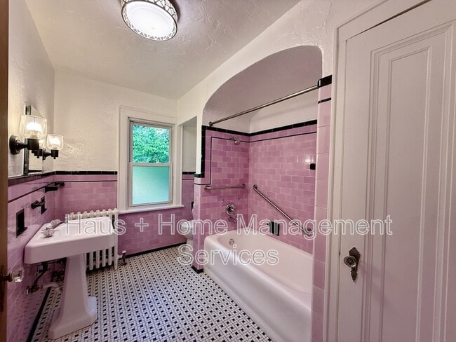 Building Photo - 544 James St