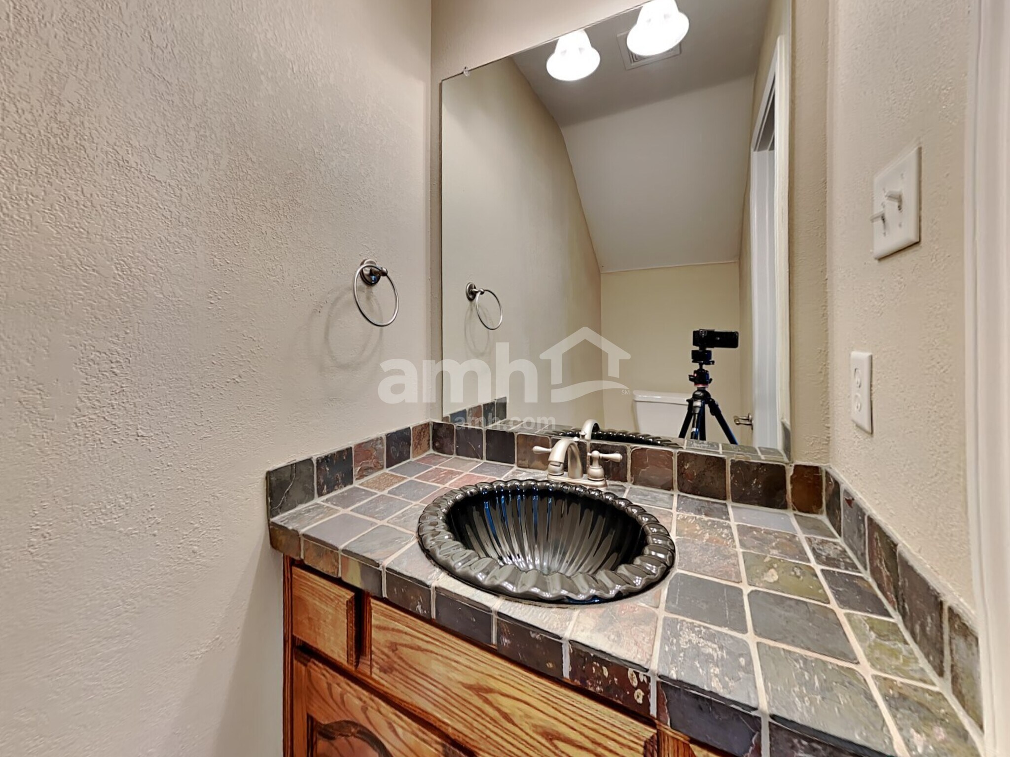 Building Photo - 404 Roundrock Ln