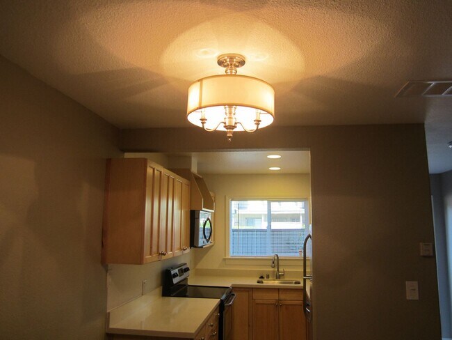 Building Photo - 138 Rainbow Ct