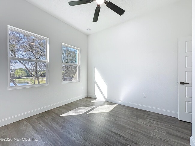 Building Photo - 2121 Broadwater Dr