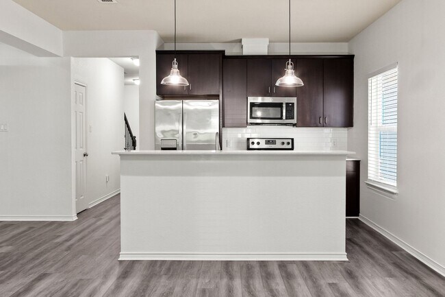 Building Photo - * MOVE IN SUMMER 07/03/2027 * 6 Bed 4 Bath...