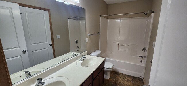 Building Photo - Rare 3 bedroom, 2.5 bathroom rental home w...