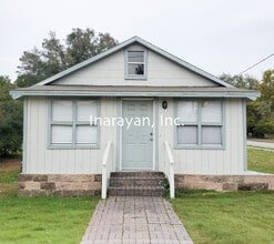 Building Photo - Cute 2/1 home with Florida room