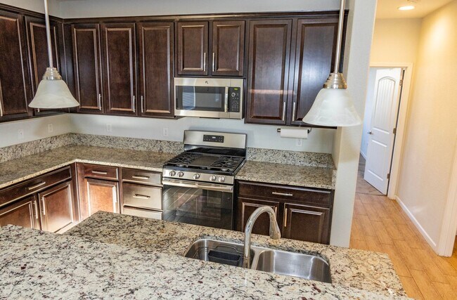 Building Photo - Great Townhome For Rent!