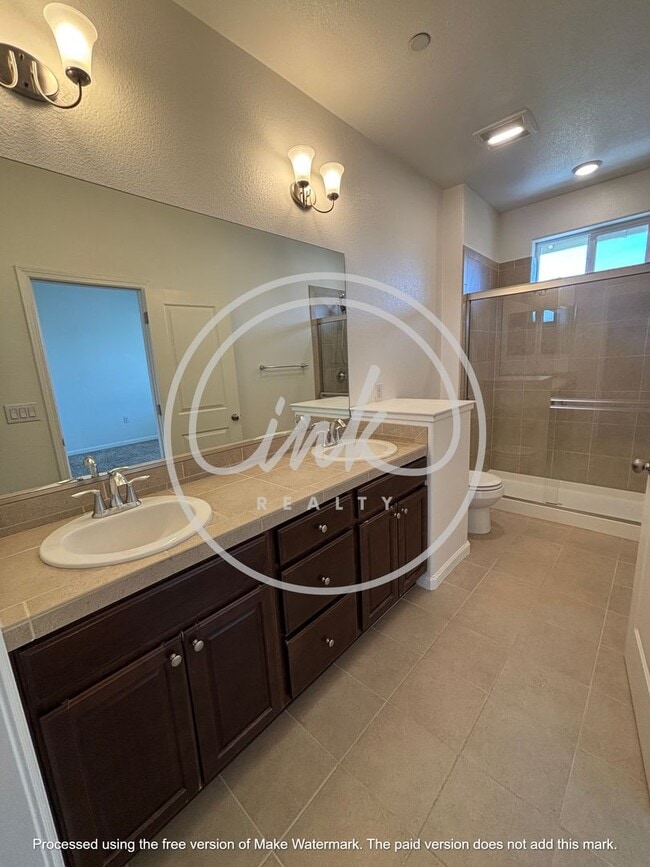 Building Photo - Beatiful Townhome off of Truckee River