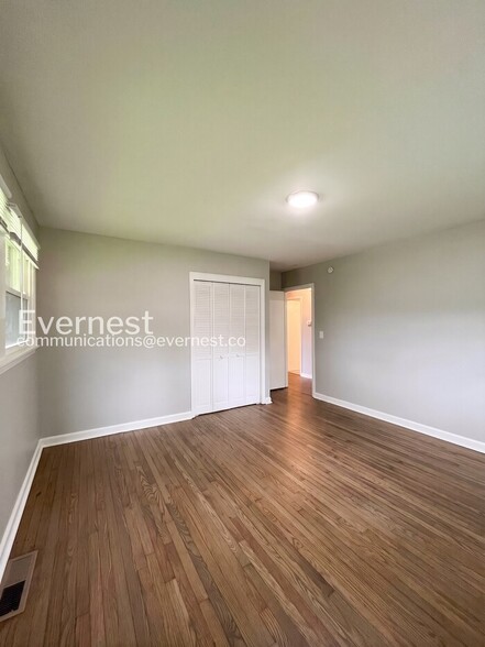 Building Photo - 405 Cedarvalley Dr