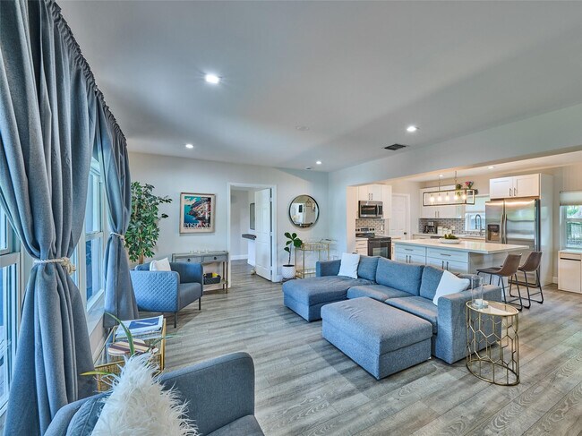 Building Photo - 801 NE 15th St