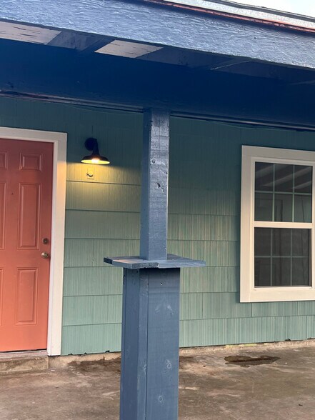 Building Photo - 2074 Springvale Dr